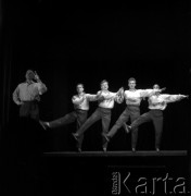 1956, Warszawa, Polska
Występ sceniczny kabaretu „Koń”. Na scenie Zdzisław Leśniak (1. z prawej), Wiesław Gołas (2. z prawej), Mieczysław Stoor (3. z prawej), Stanisław Wyszyński i Jerzy Dąbrowski
Fot. Irena Jarosińska, zbiory Ośrodka KARTA
