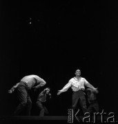1956, Warszawa, Polska
Występ sceniczny kabaretu „Koń”. Na scenie Zdzisław Leśniak (w środku), Wiesław Gołas, Mieczysław Stoor, Stanisław Wyszyński i Jerzy Dąbrowski
Fot. Irena Jarosińska, zbiory Ośrodka KARTA
