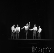 1956, Warszawa, Polska
Występ sceniczny kabaretu „Koń”. Na scenie Zdzisław Leśniak, Wiesław Gołas, Mieczysław Stoor (w środku), Stanisław Wyszyński i Jerzy Dąbrowski
Fot. Irena Jarosińska, zbiory Ośrodka KARTA
