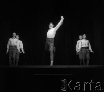 1956, Warszawa, Polska
Występ sceniczny kabaretu „Koń”. Na scenie Zdzisław Leśniak, Wiesław Gołas, Mieczysław Stoor (w środku), Stanisław Wyszyński i Jerzy Dąbrowski
Fot. Irena Jarosińska, zbiory Ośrodka KARTA
