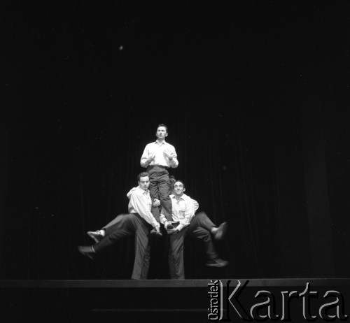 1956, Warszawa, Polska
Występ sceniczny kabaretu „Koń”. Na scenie Zdzisław Leśniak, Wiesław Gołas, Mieczysław Stoor, Stanisław Wyszyński i Jerzy Dąbrowski
Fot. Irena Jarosińska, zbiory Ośrodka KARTA
