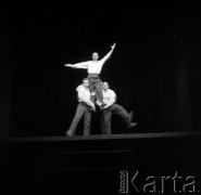 1956, Warszawa, Polska
Występ sceniczny kabaretu „Koń”. Na scenie Zdzisław Leśniak, Wiesław Gołas, Mieczysław Stoor, Stanisław Wyszyński i Jerzy Dąbrowski
Fot. Irena Jarosińska, zbiory Ośrodka KARTA
