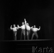1956, Warszawa, Polska
Występ sceniczny kabaretu „Koń”. Na scenie (od lewej): Mieczysław Stoor, Wiesław Gołas, Stanisław Wyszyński, Zdzisław Leśniak.
Fot. Irena Jarosińska, zbiory Ośrodka KARTA
