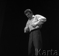 1956, Warszawa, Polska
Występ sceniczny kabaretu „Koń”. Na scenie Wiesław Gołas.
Fot. Irena Jarosińska, zbiory Ośrodka KARTA
