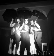 ok. 1957, Kraków, Polska
Cyrk - spektakl teatru awangardowego Cricot 2. Na scenie (od prawej): Wanda Kruszewska, Kazimierz Mikulski,  Stanisław Gronkowski.
Fot. Irena Jarosińska, zbiory Ośrodka KARTA