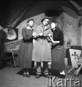 przełom lat 50-tych i 60-tych, Kraków, Polska.
Piwnica pod Baranami. Na zdjęciu od prawej: Barbara Nawratowicz, Krzysztof Litwin, NN. 
Fot. Irena Jarosińska, zbiory Ośrodka KARTA.
