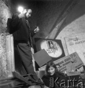 przełom lat 50-tych i 60-tych, Kraków, Polska.
Piwnica pod Baranami. Na zdjęciu z żarówką Piotr Skrzynecki i Barbara Nawratowicz, z tyłu Krzysztof Litwin.
Fot. Irena Jarosińska, zbiory Ośrodka KARTA.
