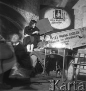 przełom lat 50-tych i 60-tych, Kraków, Polska.
Piwnica pod Baranami. Pod ścianą siedzi od prawej (przy stole) Krzysztof Litwin i Barbara Nawratowicz.
Fot. Irena Jarosińska, zbiory Ośrodka KARTA.
