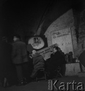 przełom lat 50-tych i 60-tych, Kraków, Polska.
Piwnica pod Baranami. Na zdjęciu aktorzy podczas przedstawienia.
Fot. Irena Jarosińska, zbiory Ośrodka KARTA.
