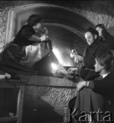 przełom lat 50-tych i 60-tych, Kraków, Polska.
Piwnica pod Baranami. Na zdjęciu Piotr Skrzynecki, za nim Barbara Nawratowicz.
Fot. Irena Jarosińska, zbiory Ośrodka KARTA.
