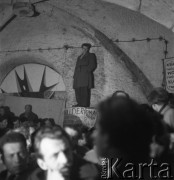 przełom lat 50-tych i 60-tych, Kraków, Polska.
Piwnica pod Baranami. Na zdjęciu aktor podczas przedstawienia.
Fot. Irena Jarosińska, zbiory Ośrodka KARTA.
