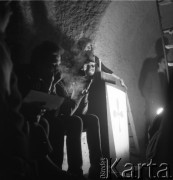 przełom lat 50-tych i 60-tych, Kraków, Polska.
Piwnica pod Baranami. Na zdjęciu aktorzy podczas przedstawienia.
Fot. Irena Jarosińska, zbiory Ośrodka KARTA.
