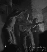 przełom lat 50-tych i 60-tych, Kraków, Polska.
Piwnica pod Baranami. Na zdjęciu aktorzy podczas przedstawienia grają na gitarze.
Fot. Irena Jarosińska, zbiory Ośrodka KARTA.
