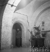 przełom lat 50-tych i 60-tych, Kraków, Polska.
Piwnica pod Baranami. Na zdjęciu aktor podczas przedstawienia.
Fot. Irena Jarosińska, zbiory Ośrodka KARTA.
