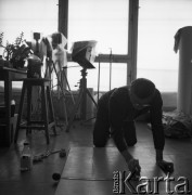 1971, Warszawa, Polska.
Artysta Zbigniew Dłubak w swojej pracowni w alei Waszyngtona 100.
Fot. Irena Jarosińska, zbiory Ośrodka KARTA
