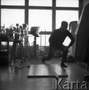 1971, Warszawa, Polska.
Artysta Zbigniew Dłubak w swojej pracowni w alei Waszyngtona 100.
Fot. Irena Jarosińska, zbiory Ośrodka KARTA
