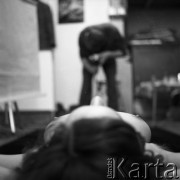 1971, Warszawa, Polska.
Artysta Zbigniew Dłubak w swojej pracowni w alei Waszyngtona 100.
Fot. Irena Jarosińska, zbiory Ośrodka KARTA