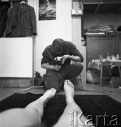 1971, Warszawa, Polska.
Artysta Zbigniew Dłubak w swojej pracowni w alei Waszyngtona 100.
Fot. Irena Jarosińska, zbiory Ośrodka KARTA