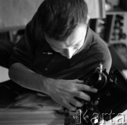 1971, Warszawa, Polska.
Artysta Zbigniew Dłubak w swojej pracowni w alei Waszyngtona 100.
Fot. Irena Jarosińska, zbiory Ośrodka KARTA