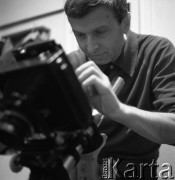 1971, Warszawa, Polska.
Artysta Zbigniew Dłubak w swojej pracowni w alei Waszyngtona 100.
Fot. Irena Jarosińska, zbiory Ośrodka KARTA