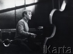 01.1966, Warszawa, Polska.
Kompozytor i pianista jazzowy Krzysztof Komeda podczas nagrania płyty 