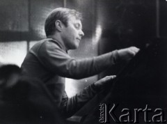 01.1966, Warszawa, Polska.
Kompozytor i pianista jazzowy Krzysztof Komeda podczas nagrania płyty 