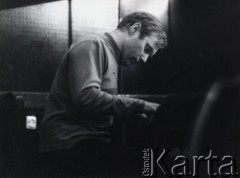 01.1966, Warszawa, Polska.
Kompozytor i pianista jazzowy Krzysztof Komeda podczas nagrania płyty 