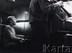 01.1966, Warszawa, Polska.
Kompozytor i pianista jazzowy Krzysztof Komeda podczas nagrania płyty 