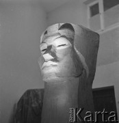 1962, Olsztyn, Polska.
Pracowania rzeźbiarza Ryszarda Wachowskiego.
Fot. Irena Jarosińska, zbiory Ośrodka KARTA
