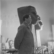 1962, Olsztyn, Polska.
Rzeźbiarz Ryszard Wachowski.
Fot. Irena Jarosińska, zbiory Ośrodka KARTA