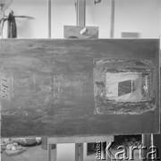 Ok. 1962, Polska.
Pracownia Andrzeja Strumiłły - obrazy na sztalugach.
Fot. Irena Jarosińska, zbiory Ośrodka KARTA