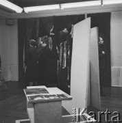 1956-1965, Warszawa, Polska.
Wernisaż twórczości Magdaleny Abakanowicz w Galerii Krzywe Koło.
Fot. Irena Jarosińska, zbiory Ośrodka KARTA