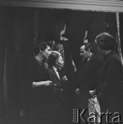 1956-1965, Warszawa, Polska.
Wernisaż twórczości Magdaleny Abakanowicz w Galerii Krzywe Koło. Nz. 2. z lewej malarka Maria Ewa Łunkiewicz-Rogoyska.
Fot. Irena Jarosińska, zbiory Ośrodka KARTA