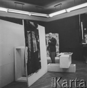 1956-1965, Warszawa, Polska.
Wernisaż twórczości Magdaleny Abakanowicz w Galerii Krzywe Koło. Nz. z fajką Henryk Stażewski.
Fot. Irena Jarosińska, zbiory Ośrodka KARTA