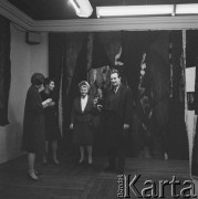 1956-1965, Warszawa, Polska.
Wernisaż twórczości Magdaleny Abakanowicz w Galerii Krzywe Koło. Nz. m.in. Magdalena Abakanowicz (2. z lewej) i malarka Maria Ewa Łunkiewicz-Rogoyska (2. z prawej).
Fot. Irena Jarosińska, zbiory Ośrodka KARTA