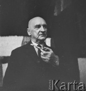 1956-1965, Warszawa, Polska.
Wernisaż twórczości Magdaleny Abakanowicz w Galerii Krzywe Koło. Nz. Henryk Stażewski.
Fot. Irena Jarosińska, zbiory Ośrodka KARTA