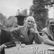 Lata 50.-60., Warszawa, Polska.
Polski grafik, malarz, architekt wnętrz, twórca plakatów Tadeusz Gronowski (w środku) w kawiarni SARP.
Fot. Irena Jarosińska, zbiory Ośrodka KARTA