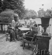 Lata 50.-60., Warszawa, Polska.
Kawiarnia SARP. Przy stoliku od lewej malarz Henryk Stażewski, NN, NN, grafik Tadeusz Gronowski, NN, malarz Marek Włodarski.
Fot. Irena Jarosińska, zbiory Ośrodka KARTA