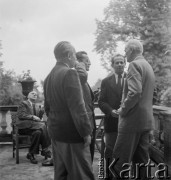 Lata 50.-60., Warszawa, Polska.
Kawiarnia SARP. Przy stoliku malarz Henryk Stażewski, stoją od prawej grafik Tadeusz Gronowski,  malarz Marek Włodarski i nieznani mężczyźni.
Fot. Irena Jarosińska, zbiory Ośrodka KARTA