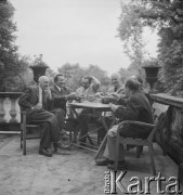 Lata 50.-60., Warszawa, Polska.
Kawiarnia SARP. Przy stoliku od lewej malarz Henryk Stażewski, NN, NN, grafik Tadeusz Gronowski, NN, malarz Marek Włodarski.
Fot. Irena Jarosińska, zbiory Ośrodka KARTA