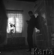 Lata 60., Polska.
Malarz i grafik Andrzej Zaborowski w swoim mieszkaniu przy Krakowskim Przedmieściu.
Fot. Irena Jarosińska, zbiory Ośrodka KARTA