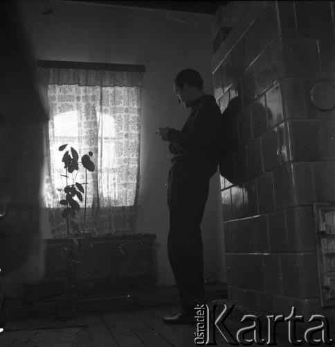 Lata 60., Polska.
Malarz i grafik Andrzej Zaborowski w swoim mieszkaniu przy Krakowskim Przedmieściu.
Fot. Irena Jarosińska, zbiory Ośrodka KARTA
