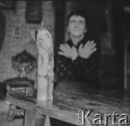 Lata 50.-60., Warszawa, Polska.
Malarka Krystyna Habura w swojej pracowni.
Fot. Irena Jarosińska, zbiory Ośrodka KARTA