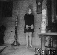 Lata 50.-60., Warszawa, Polska.
Pracownia malarki Krystyny Habury, modelka pozuje fotografce.
Fot. Irena Jarosińska, zbiory Ośrodka KARTA