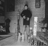 Lata 50.-60., Warszawa, Polska.
Malarka Krystyna Habura w swojej pracowni.
Fot. Irena Jarosińska, zbiory Ośrodka KARTA