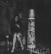 Lata 50.-60., Warszawa, Polska.
Malarka Krystyna Habura w swojej pracowni.
Fot. Irena Jarosińska, zbiory Ośrodka KARTA
