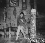 Lata 50.-60., Warszawa, Polska.
Malarka Krystyna Habura w swojej pracowni.
Fot. Irena Jarosińska, zbiory Ośrodka KARTA