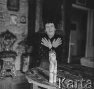Lata 50.-60., Warszawa, Polska.
Malarka Krystyna Habura w swojej pracowni.
Fot. Irena Jarosińska, zbiory Ośrodka KARTA