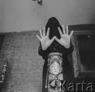 Lata 50.-60., Warszawa, Polska.
Malarka Krystyna Habura w swojej pracowni.
Fot. Irena Jarosińska, zbiory Ośrodka KARTA