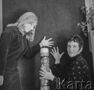 Lata 50.-60., Warszawa, Polska.
Malarka Krystyna Habura (z prawej) w swojej pracowni.
Fot. Irena Jarosińska, zbiory Ośrodka KARTA